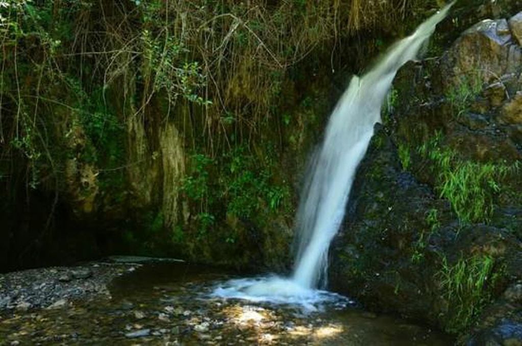 Ubicado en la Reserva Natural Vaquerias, el salto de agua se caracteriza por sus ollas de agua cristalina y su paisaje natural.