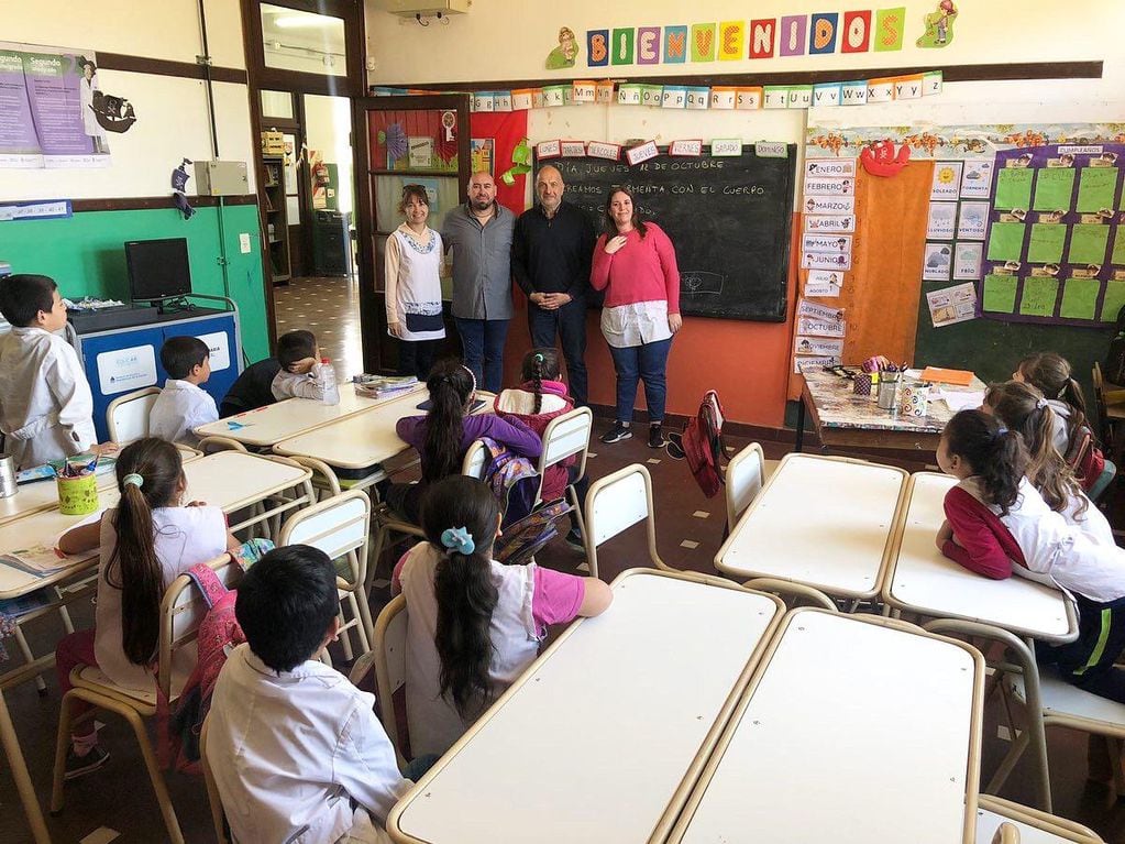 Pablo Garate entregó mobiliario escolar a cuatro escuelas de Tres Arroyos