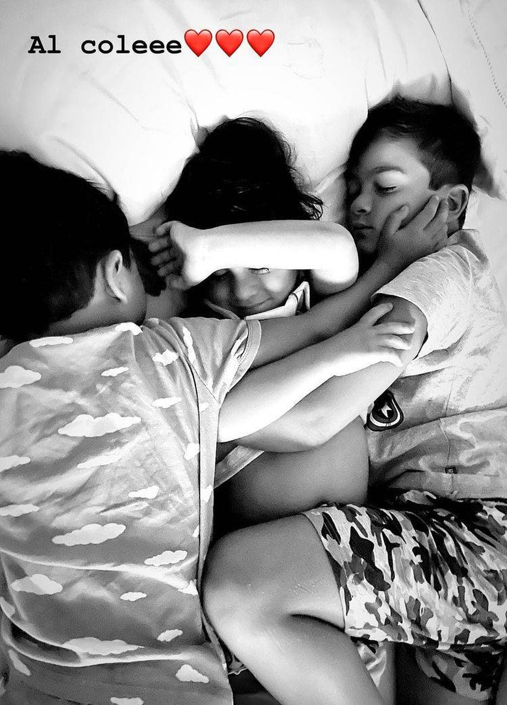 Antonela Roccuzzo les sacó una foto a sus hijos Thiago, Mateo y Ciro Messi mientras dormían antes de ir al colegio.