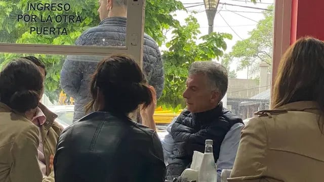Mauricio Macri visitó el bar Antártida en Rosario