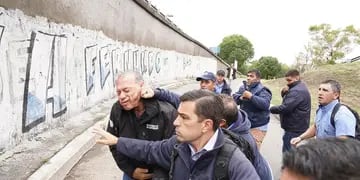 Protesta de colectiveros. Así agredieron a Berni. (Clarín)