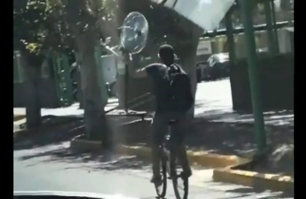 La imagen del sanjuanino en bici con el ventilador recorrió la provincia.