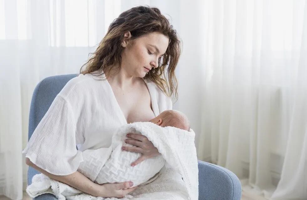 Mujer amamantó a su hija hasta los nueve años y es viral. (Foto:Web)