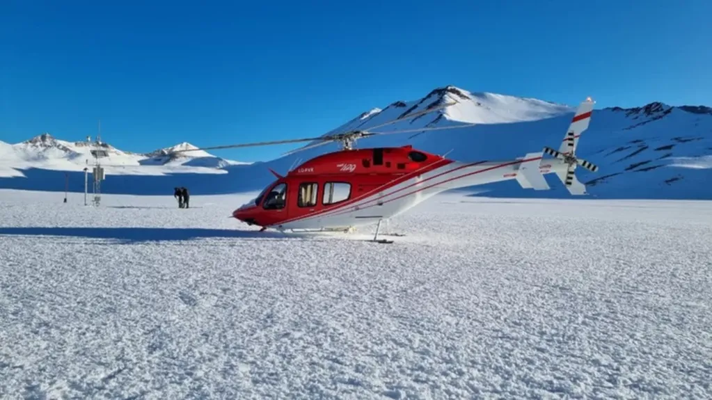 El helicóptero de San Juan haciendo el recorrido de la cordillera para medir la cantidad de nieve.