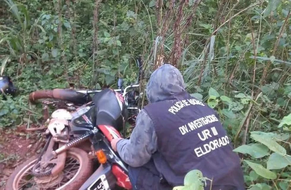 La moto fue encontrada abandonada en un monte.