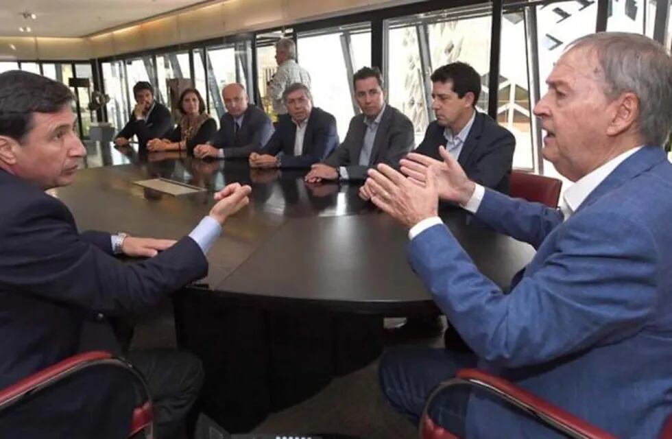 El intendente Benedetti y equipo en la presentacion de la Tarjeta Alimentar