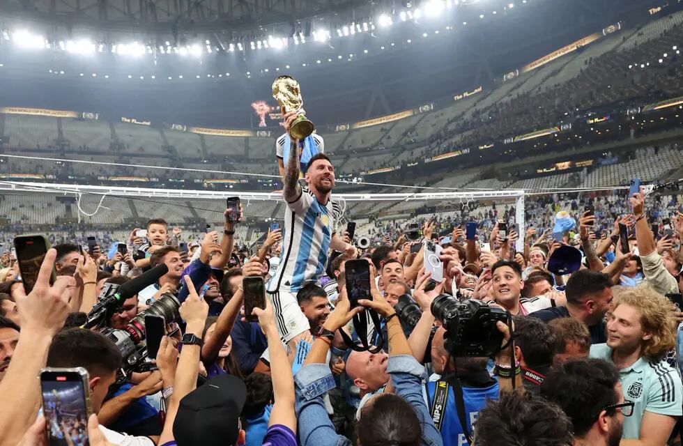 El Kun Agüero levantó a Lionel Messi tras ganar la Copa del Mundo. (AP)