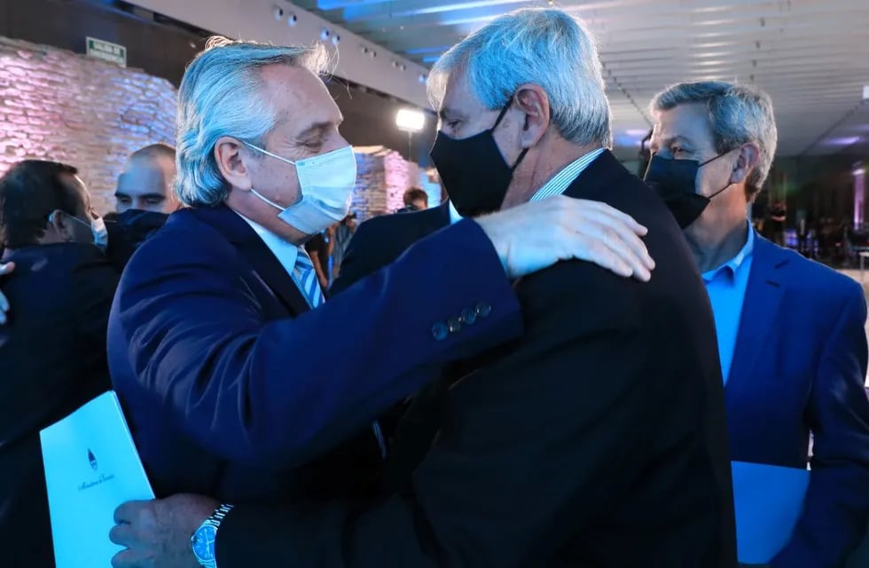 El presidente Alberto Fernández saludo al  vicegobernador de Jujuy Carlos Haquim, en la reunión en la cual el ministro de Economía, Martín Guzmán, informó sobre la marcha de las negociaciones con el FMI.