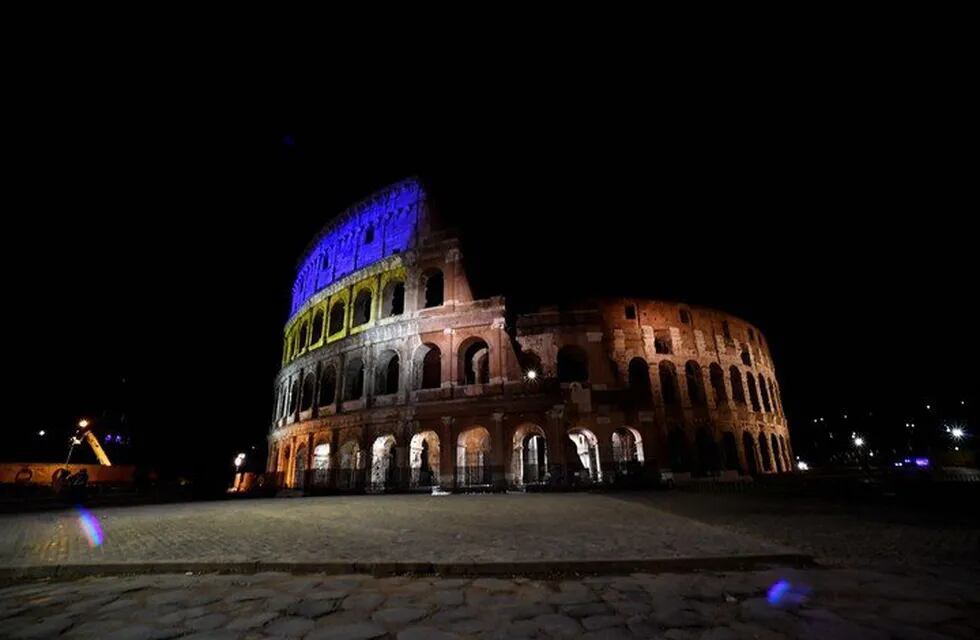 El Coliseo romano, en Italia, iluminado con los colores de la bandera de Ucrania.