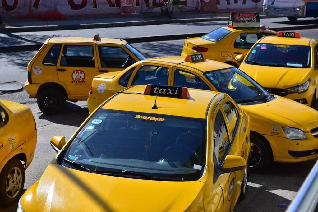 Taxistas reclaman este jueves en la ciudad de Córdoba. 