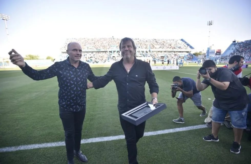 Jorge Franceschi, presidente de Belgrano, recibió al técnico con una plaqueta.