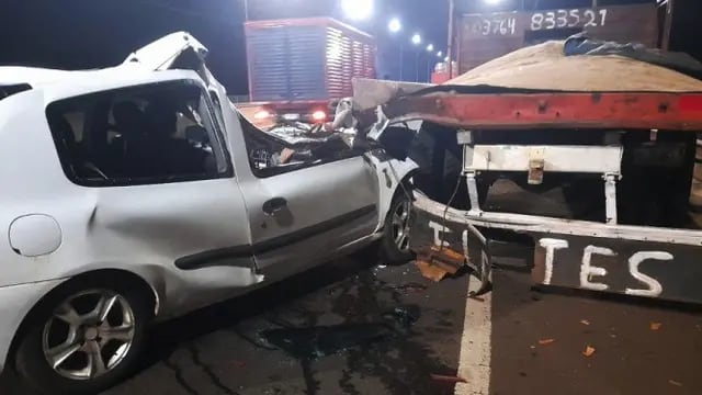 Un auto chocó a un camión estacionado sobre el puente del arroyo Garupá