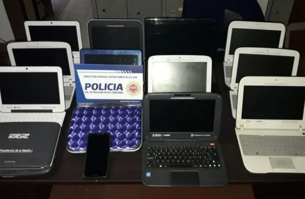 Las notebooks recuperadas en Río Cuarto. (Foto Policía de Córdoba)