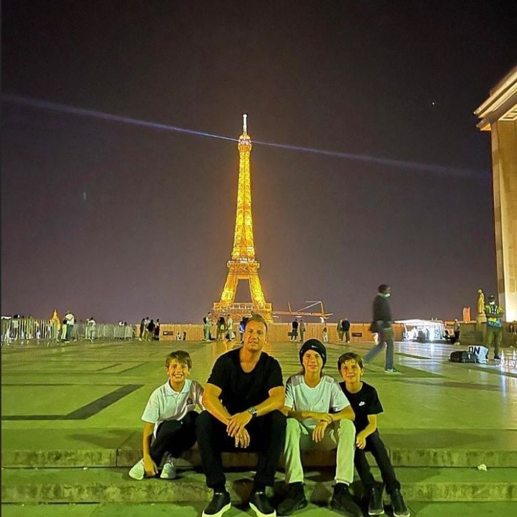 Las fotos del reencuentro de Maxi López con sus hijos en París.