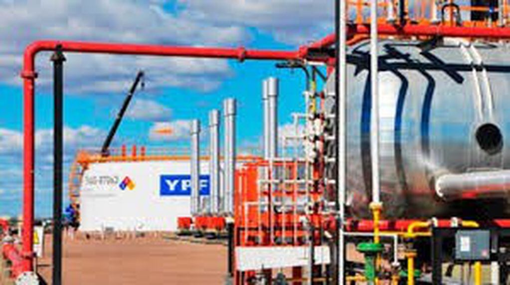 YPF comenzó con la carga de gas licuado para exportar