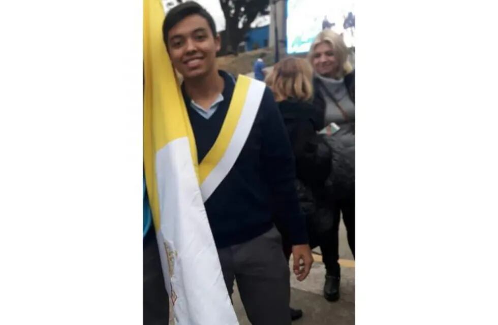 Acto solidario: venden rifas para ayudar a Enzo Reynaga, estudiante tucumano