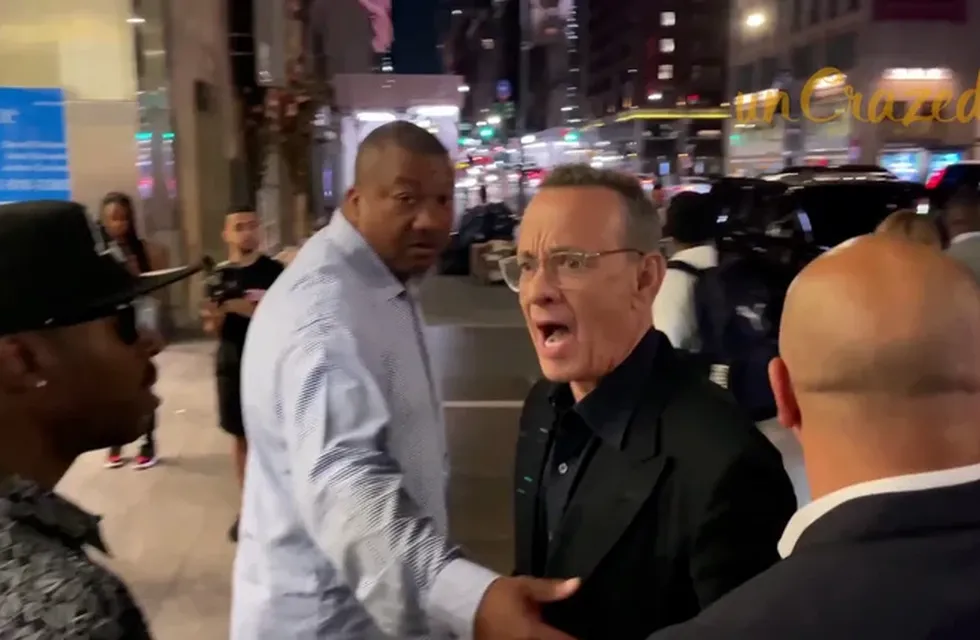Se viralizó un video de Tom Hanks peleándose con un grupo de fanáticos luego de que empujaran a su esposa.