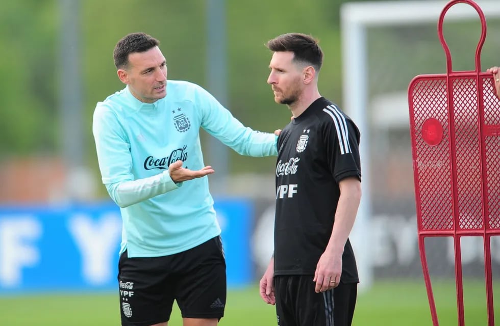 Lionel Scaloni junto Leo Messi en el entrenamiento de la Selección Argentina que buscará sellar su clasificación al Mundial de Qatar 2022. / Clarin.