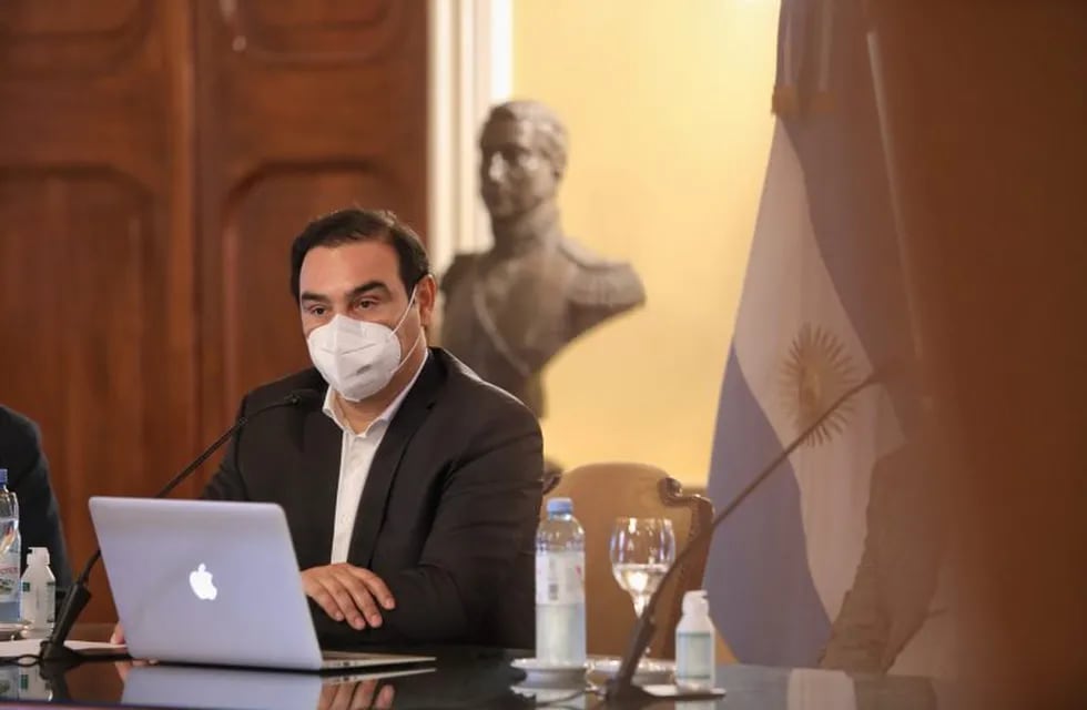 El gobernador Gustavo Valdés en conferencia de prensa comunicó nuevas habilitaciones.