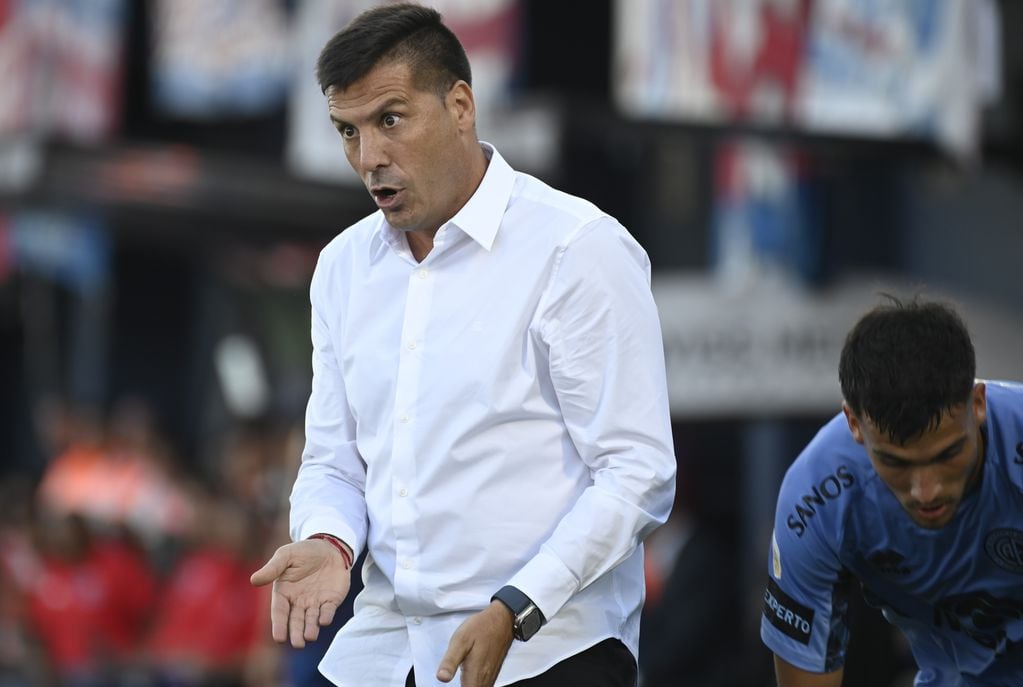 Juan Cruz Real, el nuevo técnico de Belgrano que arrancó ganando. (Fotobaires).