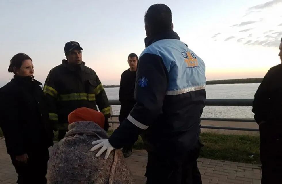 Rescataron a una mujer de la orilla del río Paraná. (Ministerio de Seguridad)