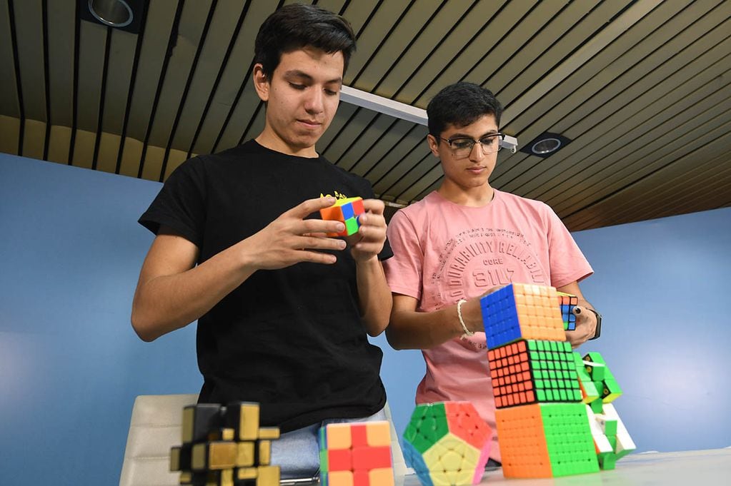 Jonathan Aroma y Gabriel Calderón son integrantes del Club Cuberos de Mendoza que se dedican a armar cubos Rubik. Foto: Marcelo Rolland / Los Andes