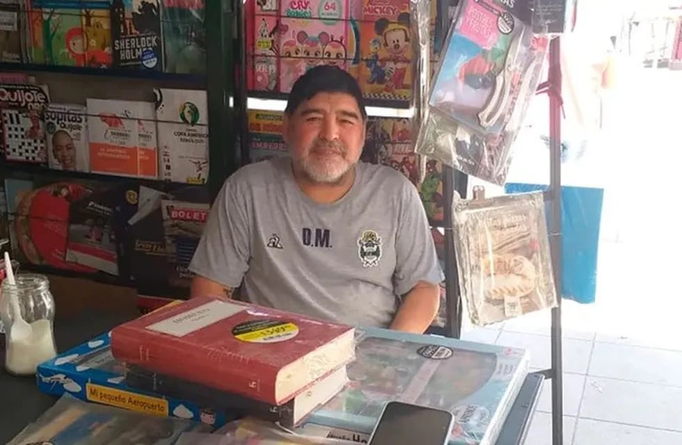 Diego Maradona en un puesto de diarios de La Plata (Foto: Twitter/vaninasave).