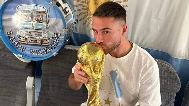 Alexis Mac Allister, el talentoso jugador pampeano, besando la Copa del Mundo.