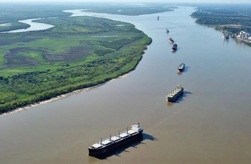 Por el río Paraná se transporta el grueso de la producción de granos de Argentina.