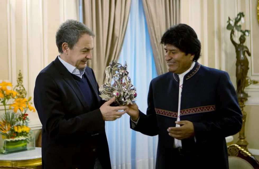 El abogado ibérico se reunió este domingo con el mandatario boliviano Evo Morales.  (AP)