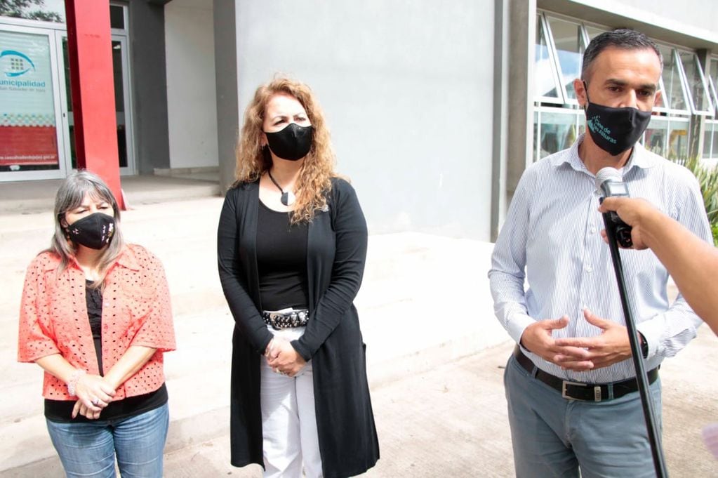 Alejandra Gutiérrez,  Viviana Gómez y Luciano Córdoba, anunciando las actividades programadas en Centro Cultural "Éxodo Jujeño".
