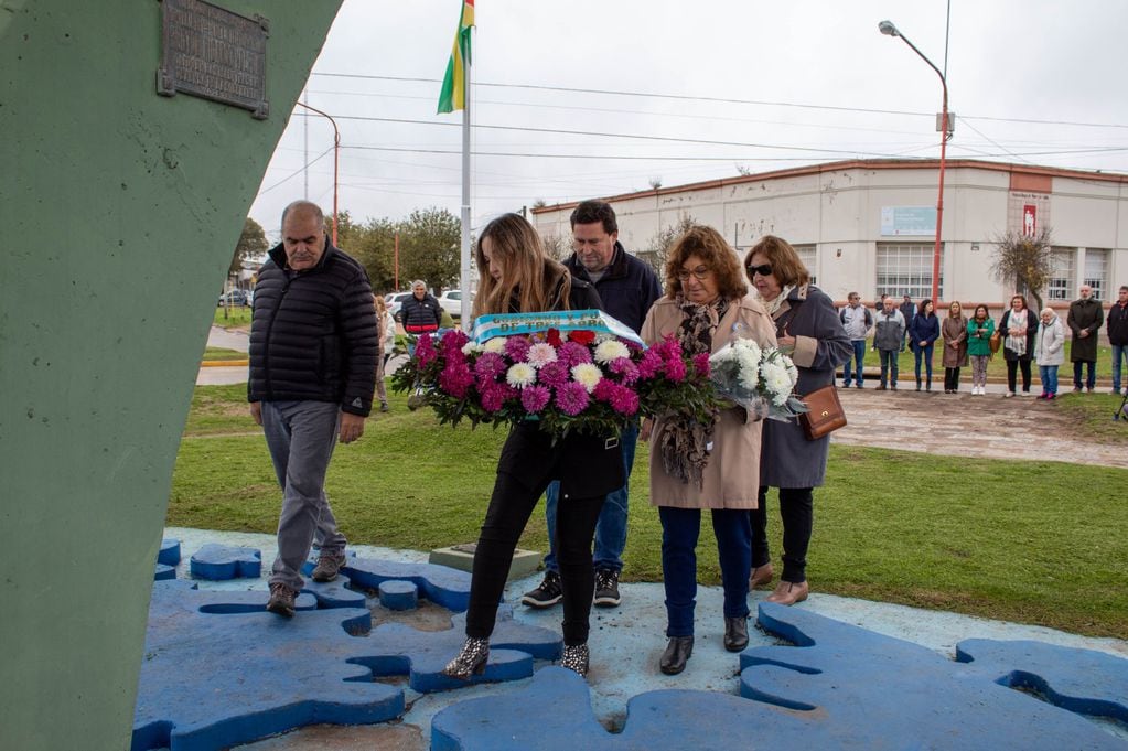 ofrenda floral al conmemorarse el 41º aniversario del fallecimiento de Héctor Ricardo Volponi