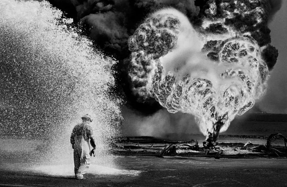 “Kuwait: un desierto en llamas”. Foto de Sebastiao Salgado.
