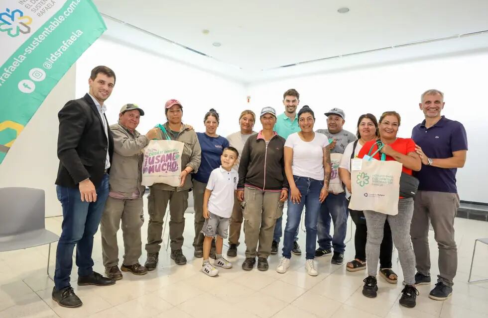 Viotti con integrantes de las cooperativas de recicladores urbanos que trabajan en el Complejo Ambiental
