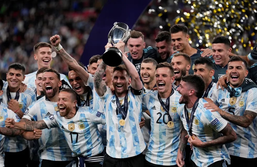 Los jugadores de la Selección Argentina levantan el trofeo de La Finalissima. Foto: Los Andes.