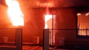 El incendio destruyó la vivienda de manera total en barrio San José Sudeste, en el camino a Villa Posse. (Gentileza El Doce TV)a Villa Pos