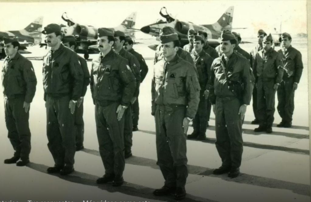  Durante una ceremonia de VUELO SOLO en la plataforma de aviones de la IV Brigada Aérea.
En primera línea los alumnos, en segunda línea los instructores. Año 1981.
