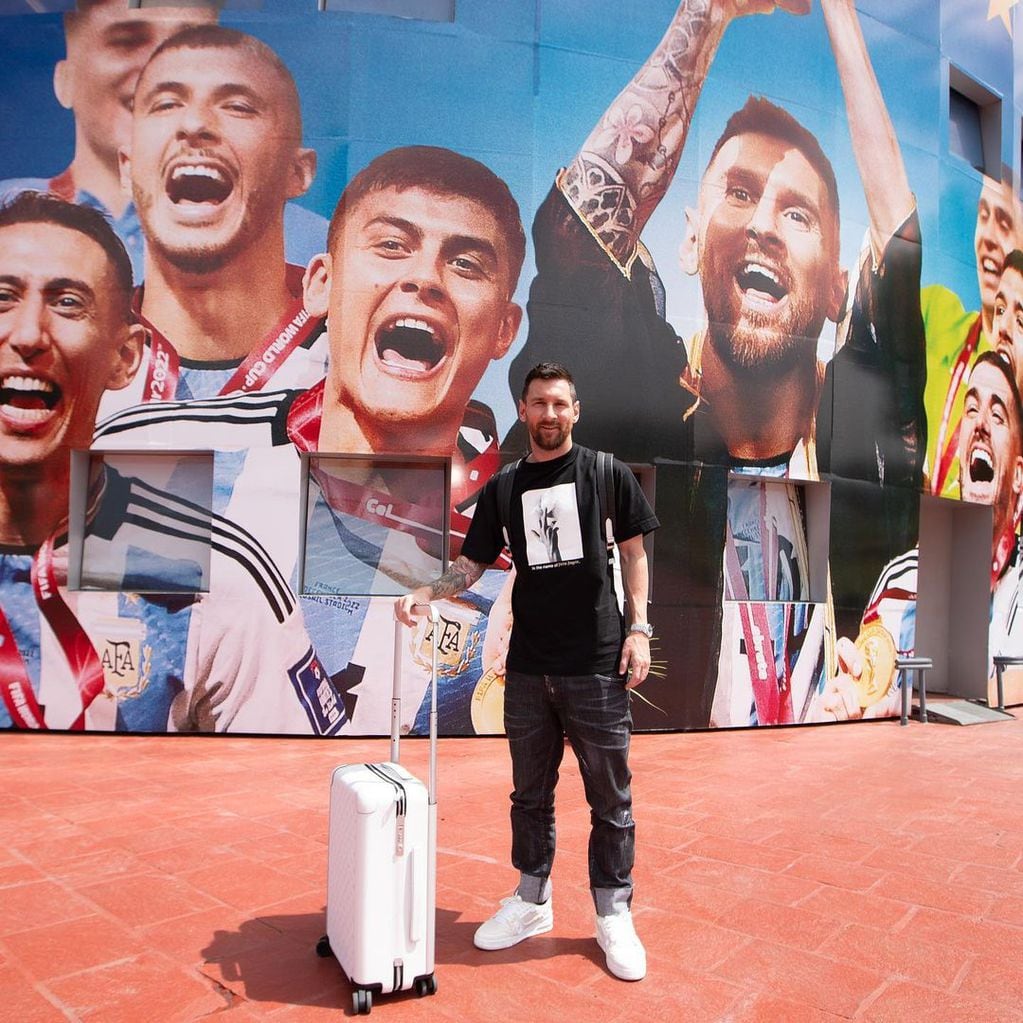 La foto de Leo Messi en la entrada del predio de la AFA en Ezeiza.
