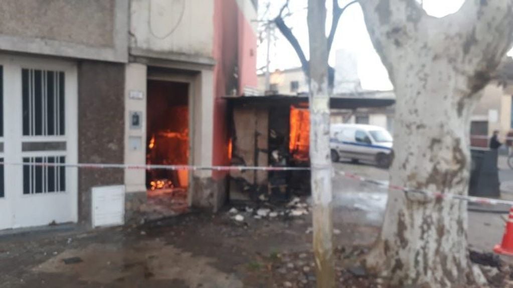 Las llamas devoraron por completo el puesto de diarios en San Luis y Rïo de Janeiro. Todo se inició por un escape de gas. (Min. Seguridad)