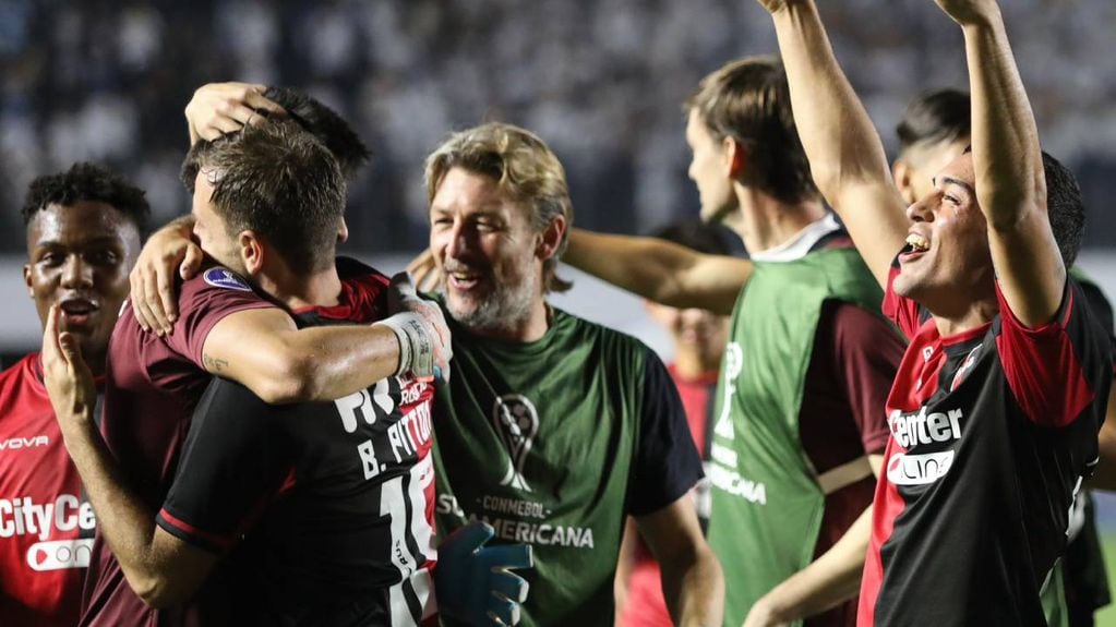 El DT felicitó a los futbolistas en Vila Belmiro.