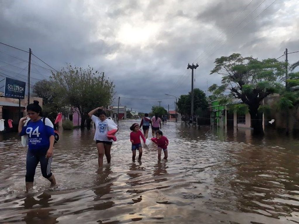 En Pinedo cayeron 300 milímetros y varias familias tuvieron que ser evacuadas.