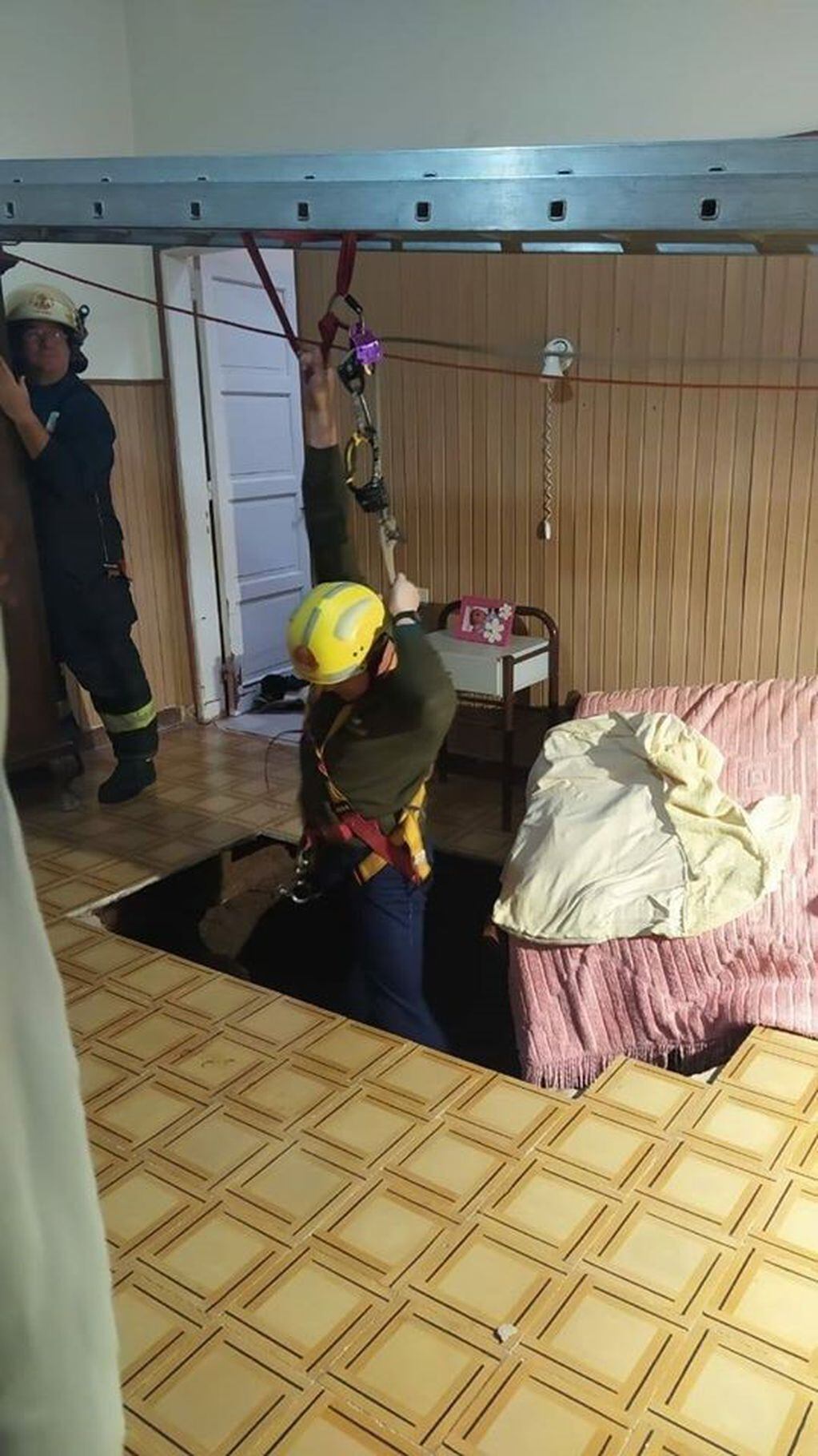 Los Bomberos Voluntarios de Las Rosas encabezaron el operativo de rescate. (Facebook)