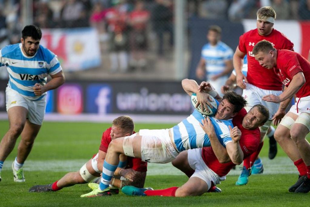 Tomas Lezana (C) from Argentina is tackled by Hadleigh Parkes (bottom-R) from Wales during the International Test Match between Argentina and Wales at the San Juan del Bicentenario Stadium, on Saturday, June 9, 2018 in San Juan, Argentina. / AFP PHOTO / Juan José Gasparini san juan  test match partido internacional rugby rugbiers partido seleccion argentina los pumas gales