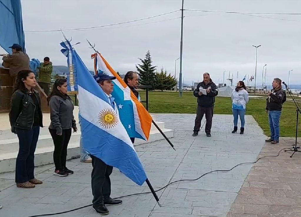 Acto en Plaza Islas Malvinas - Banderas de Ceremonia.