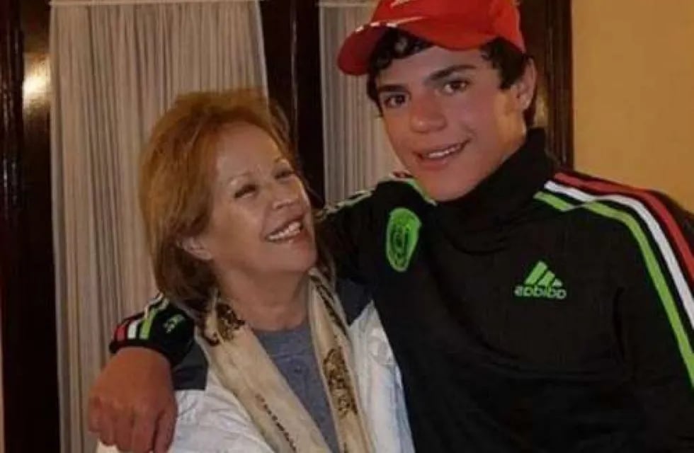 Leonor Gine junto a su nieto, Agustín Morales
