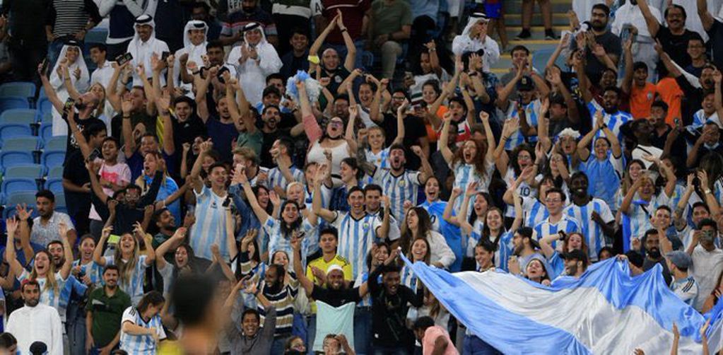 La hinchada sea furor entre los qataríes. Los medios los entrevistaban y filmaban en cada partido.