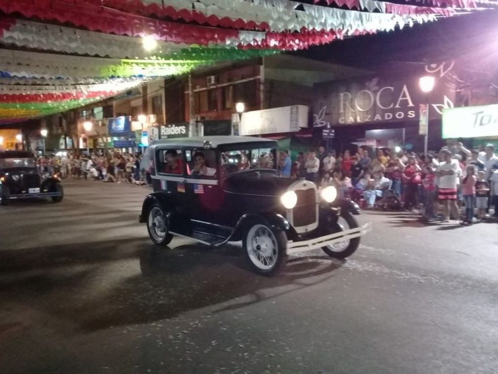 La exhibición de autos antiguos en el desfile de los cien años de Eldorado. (Misiones Online)