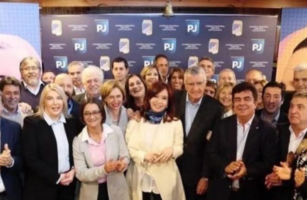 Durante el encuentro, el titular del Partido Justicialista, José Luis Gioja, exhortó a conformar un gran frente opositor