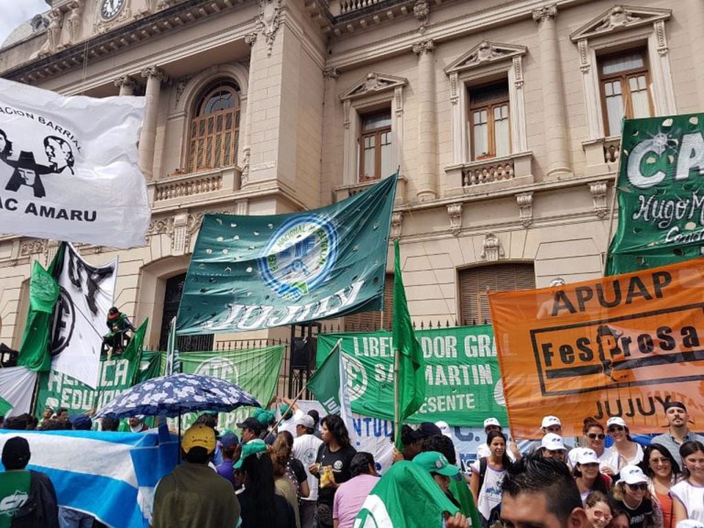 La masiva marcha se apostó a las afueras de la gobernación para rechazar la política económica nacional y provincial