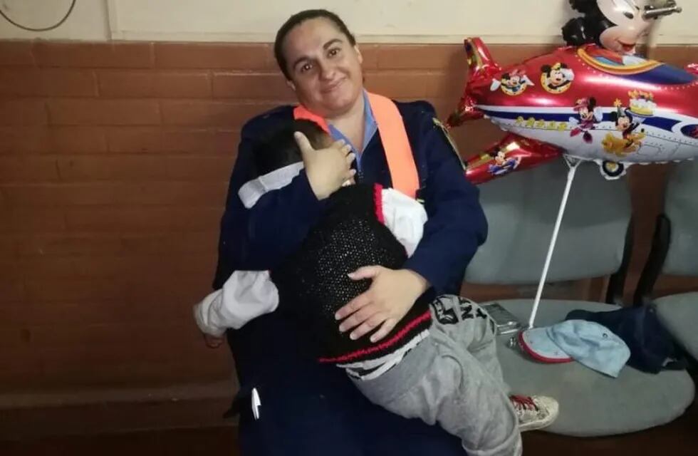 En Jesús María, una policía rescató a un niño mientras sus padres peleaban